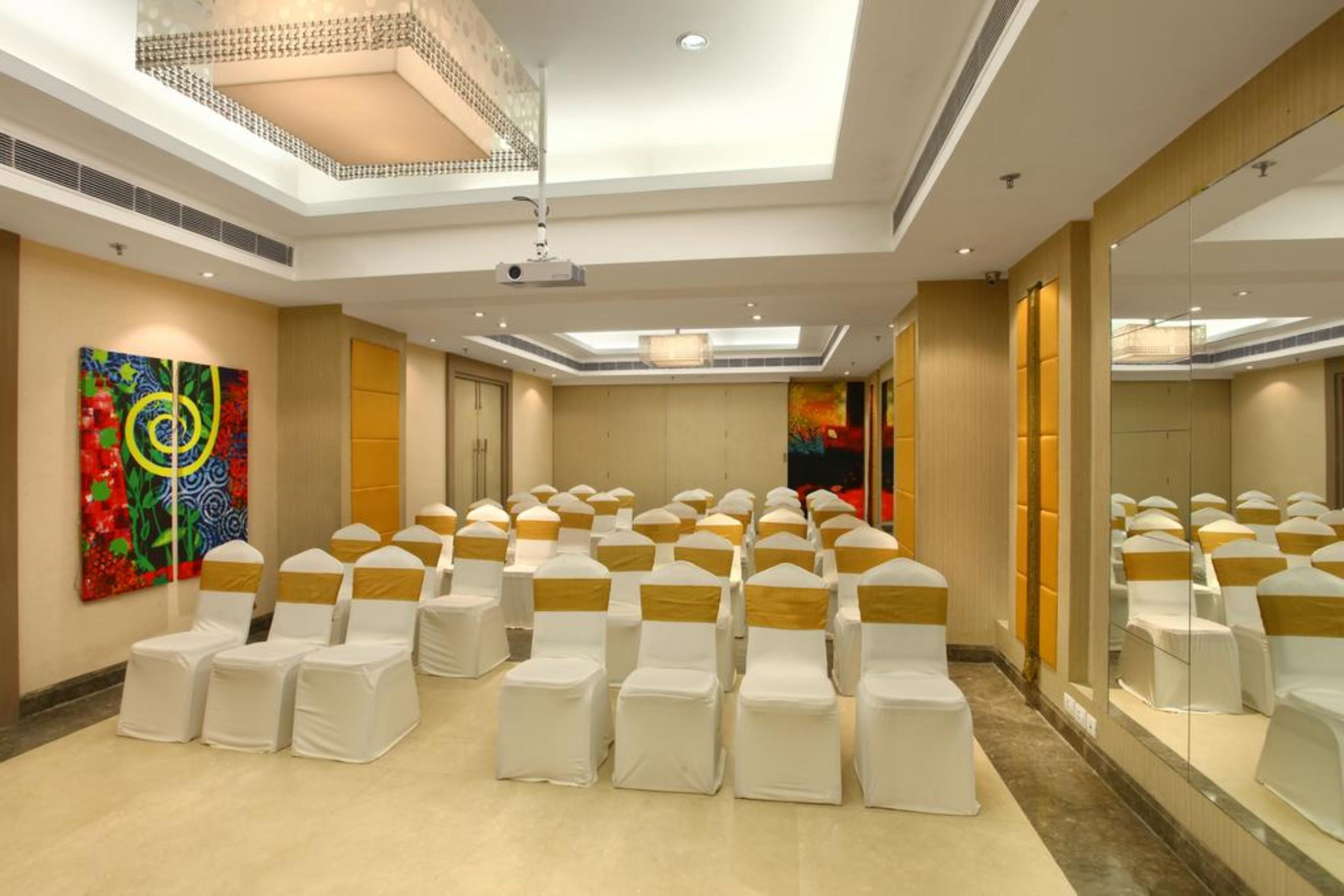 The Ashtan Sarovar Portico New Delhi Exteriör bild