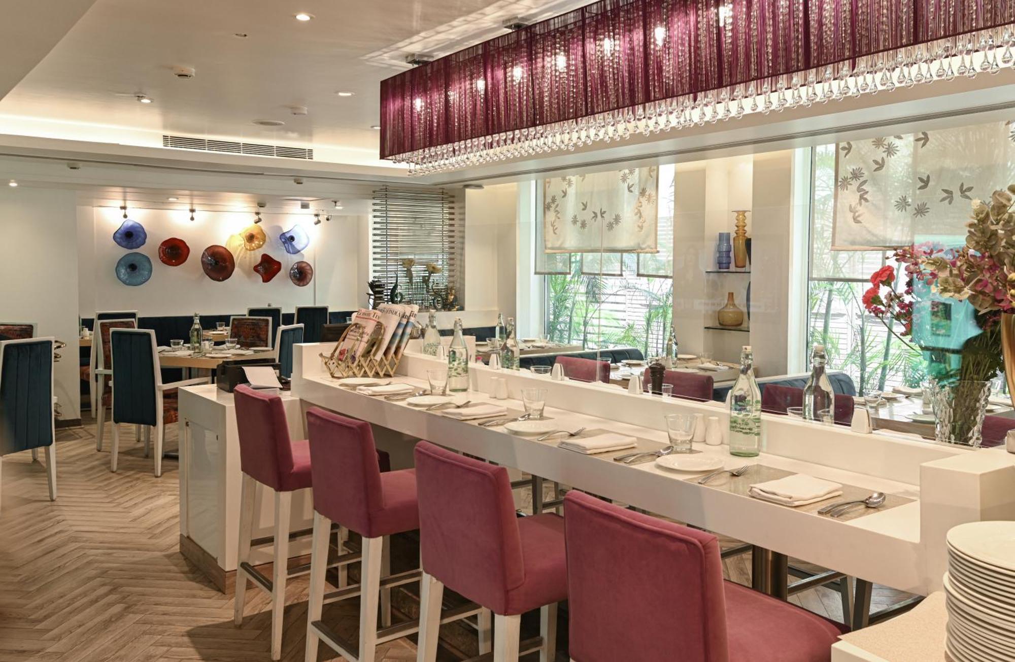 The Ashtan Sarovar Portico New Delhi Exteriör bild