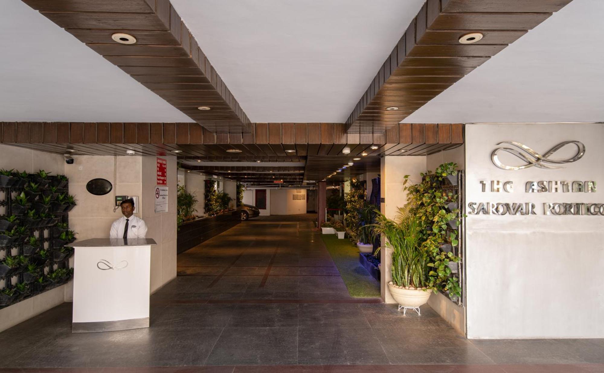 The Ashtan Sarovar Portico New Delhi Exteriör bild