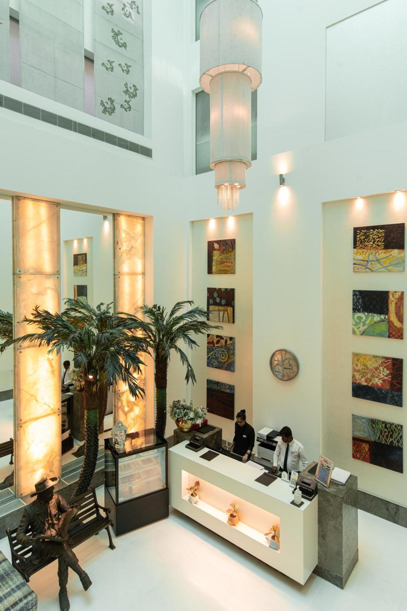 The Ashtan Sarovar Portico New Delhi Exteriör bild