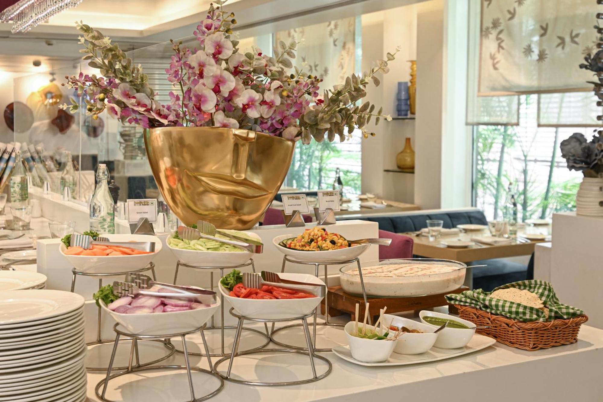 The Ashtan Sarovar Portico New Delhi Exteriör bild