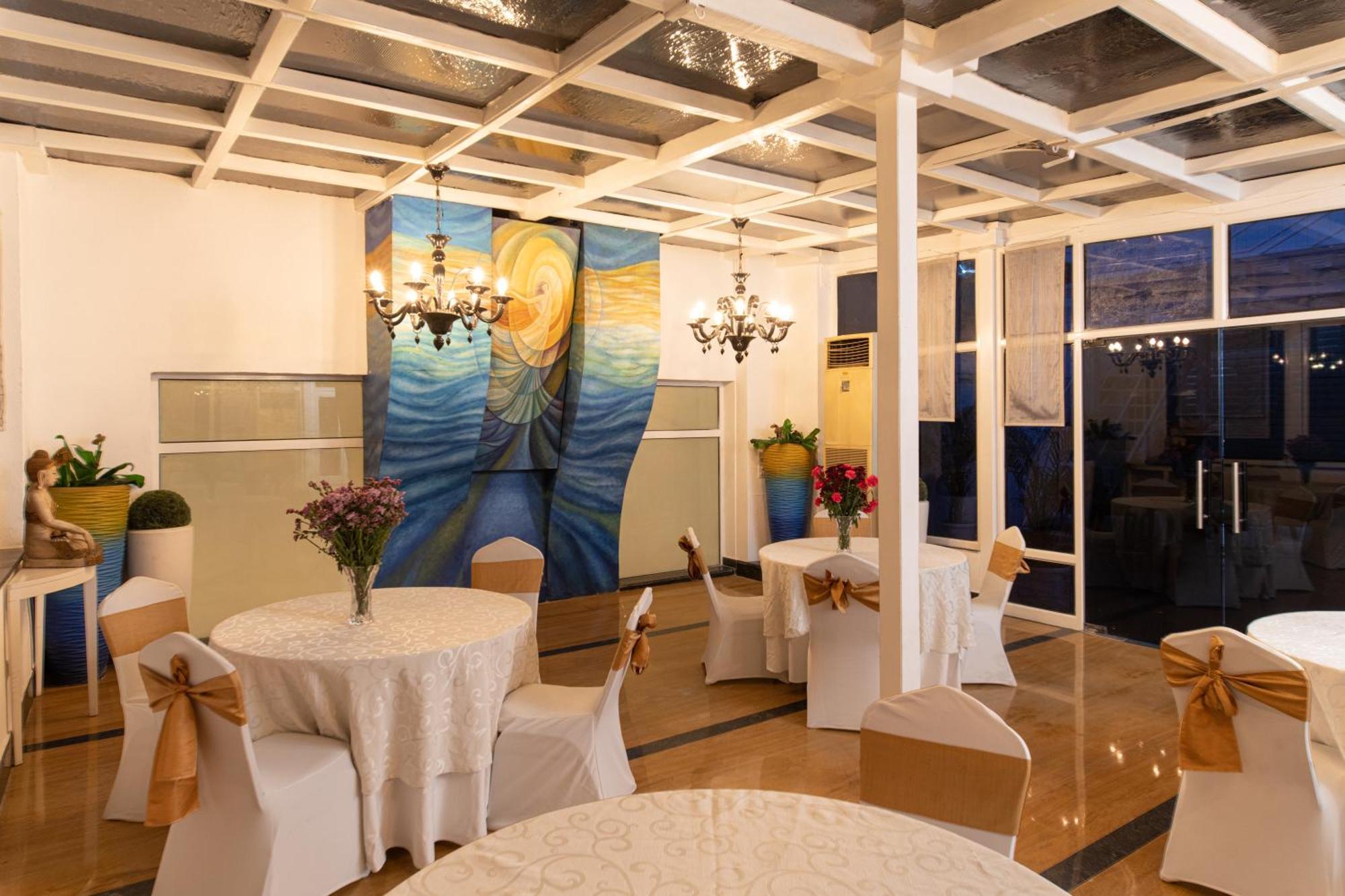 The Ashtan Sarovar Portico New Delhi Exteriör bild