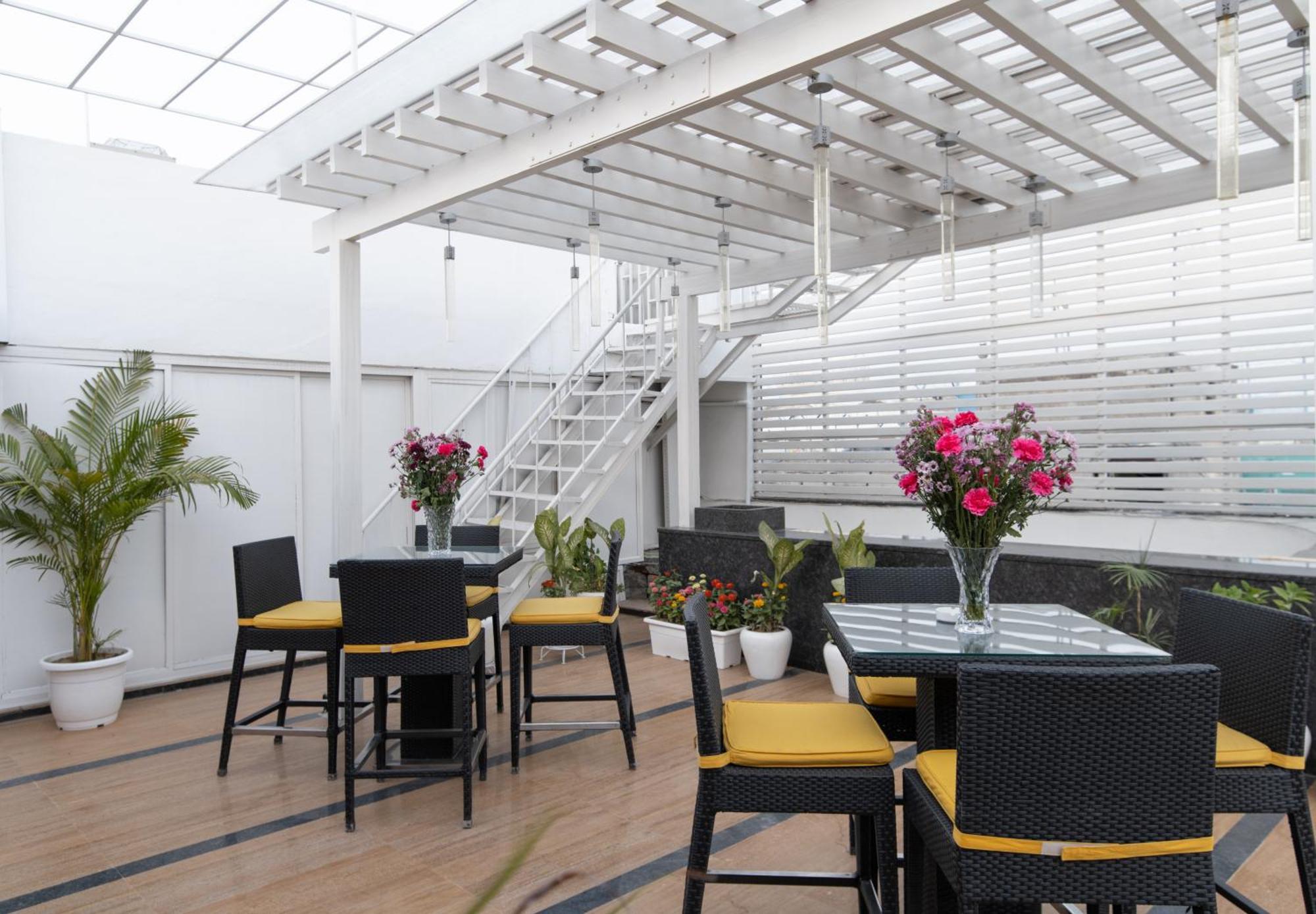 The Ashtan Sarovar Portico New Delhi Exteriör bild