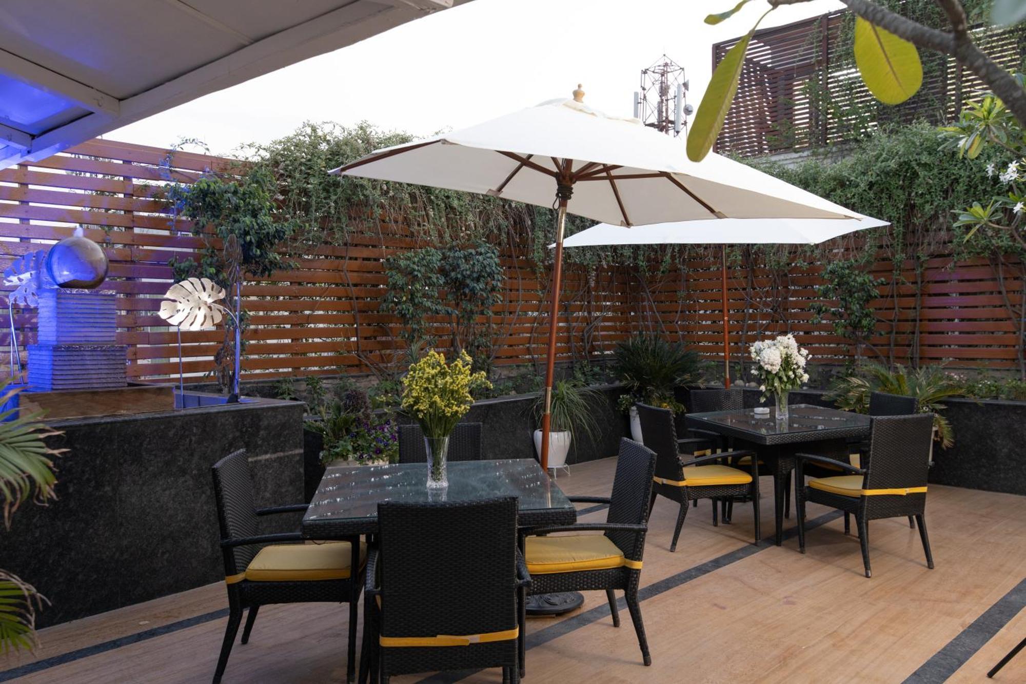 The Ashtan Sarovar Portico New Delhi Exteriör bild