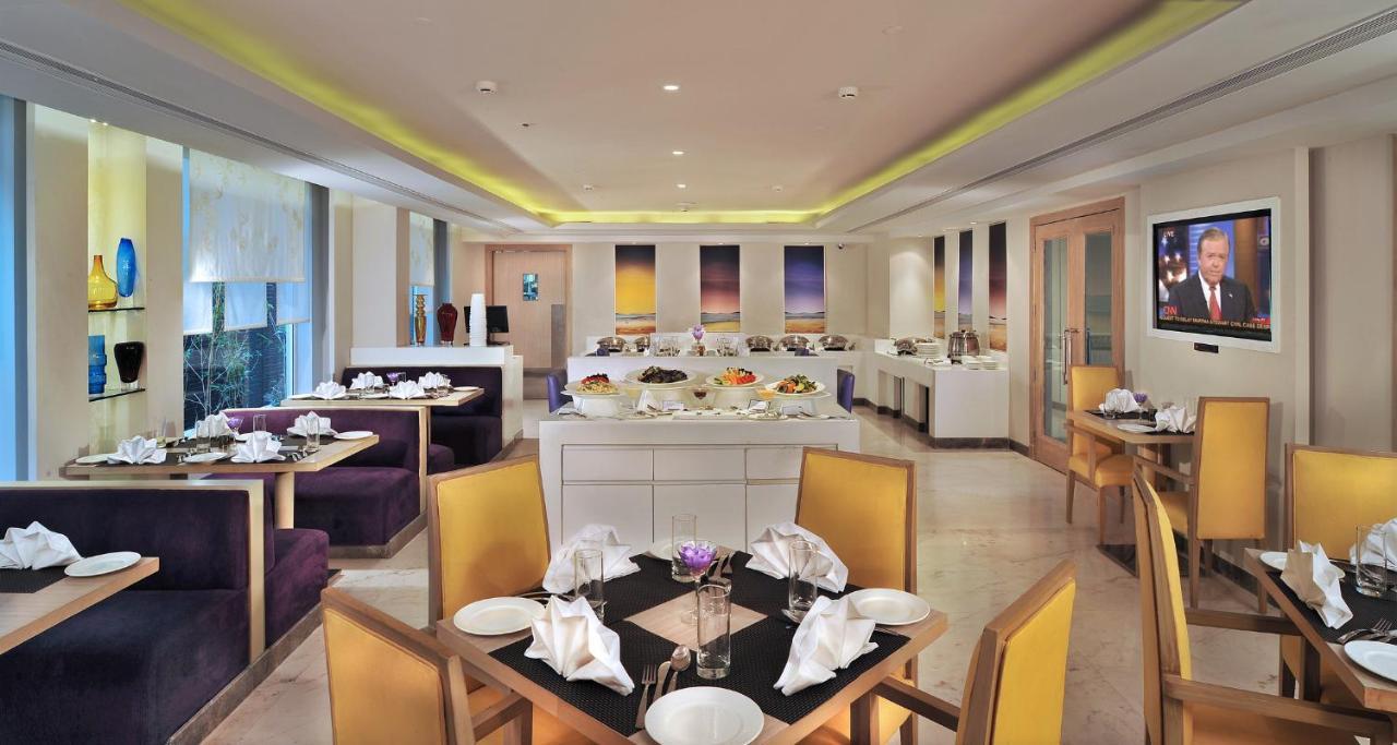 The Ashtan Sarovar Portico New Delhi Exteriör bild